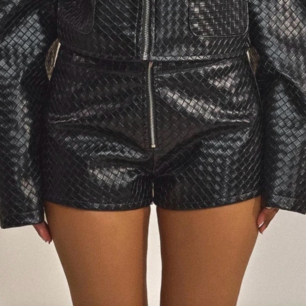 ⭐️MARS THE LABEL FAYE BLACK SHORTS⭐️ MEDIUM